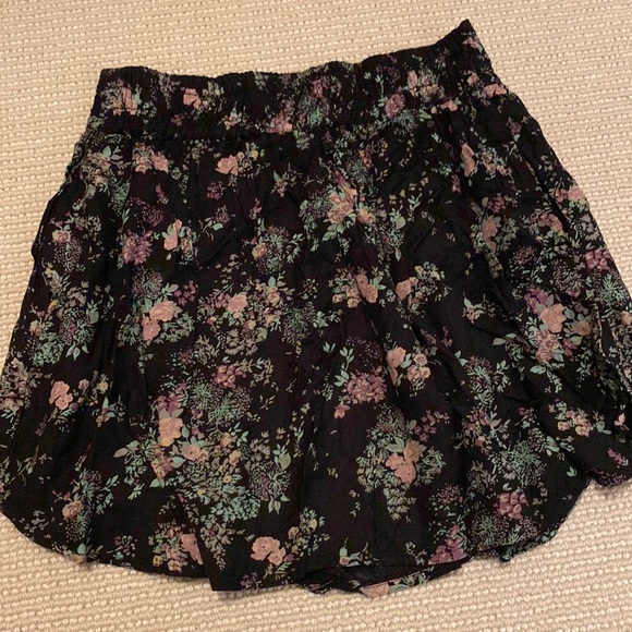 Urban Outfitters Black Floral Mini Skirt - Picture 3 of 4